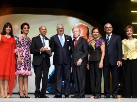 Dr. Carlos Dante Heredia Garc&iacute;a recibe el &ldquo;Premio al Emigrante Dominicano Sr. Oscar de la Renta&rdquo;
