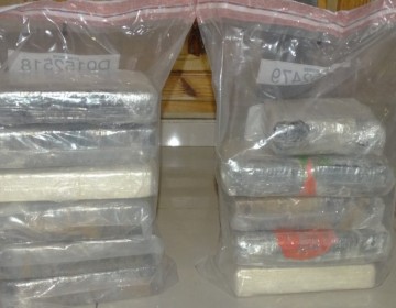 Dos detenidos al ingresar al pa&iacute;s 250 paquetes de coca&iacute;na en una lancha