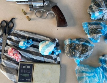 Polic&iacute;a Nacional apresa a dos hombres por posesi&oacute;n de drogas 