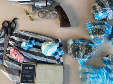 Polic&iacute;a Nacional apresa a dos hombres por posesi&oacute;n de drogas 