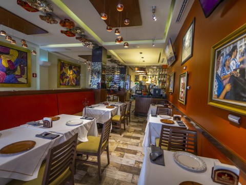 Nueva York se plantea retrasar la reapertura del interior de los restaurantes