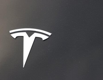 Falla en un mill&oacute;n de coches Tesla puede pellizcar los dedos de los ocupantes
