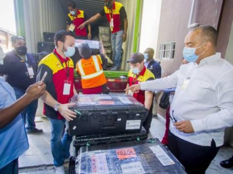 Valijas con con los materiales de la JCE para el voto en el exterior sale del pa&iacute;s 