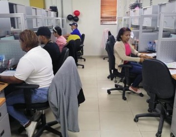 Economistas creen correcto subir salarios