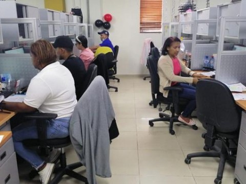 Economistas creen correcto subir salarios