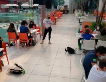 Se hace viral en redes sociales imagenes de clases en plazas comerciales 