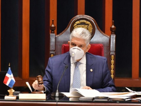 Presidente del Senado califica de "tediosa" su lucha contra el COVID-19