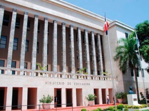La Constituci&oacute;n proh&iacute;be realizar transferencias de fondos consignados para la educaci&oacute;n
