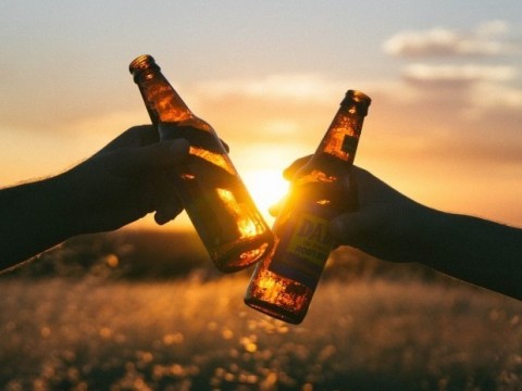 El alcohol puede ser beneficioso, pero depende de la edad a la que se tome