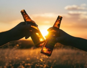 El alcohol puede ser beneficioso, pero depende de la edad a la que se tome