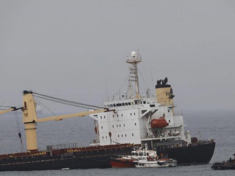 Buque accidentado comienza a verter l&iacute;quido hidr&aacute;ulico al mar en Gibraltar
