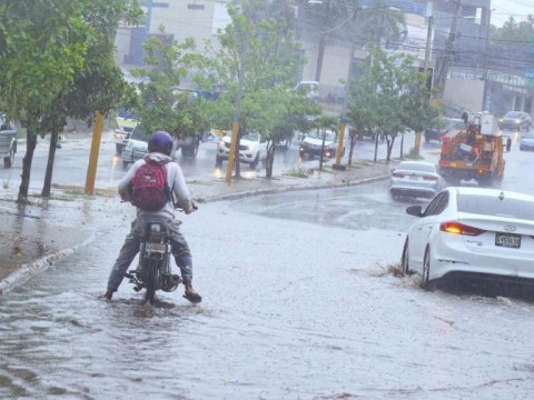 Indomet dice continuar&aacute;n las lluvias durante el fin de semana debido a vaguada y onda tropical