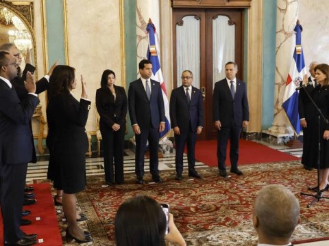 Vicepresidenta juramenta a los nuevos procuradores adjuntos