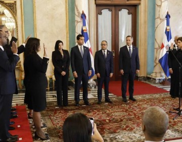 Vicepresidenta juramenta a los nuevos procuradores adjuntos