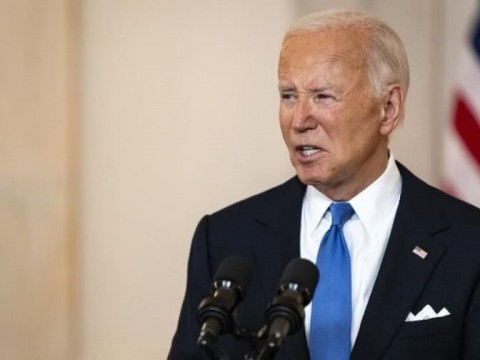 El plan de Biden para salir de la crisis: aparentar normalidad y poner el foco en Trump