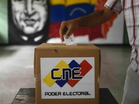 Decenas de venezolanos protestan en Miami por no poder votar en elecciones de su pa&iacute;s