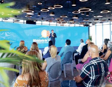 Ministro de Turismo: Eliminará impuestos a vuelos e instalarán cámaras en playas