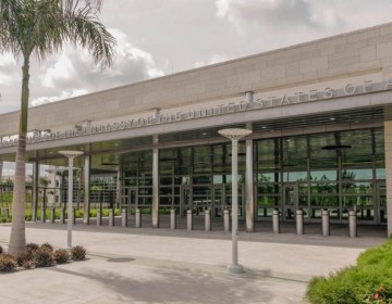 Embajada EEUU recuerda existencia de ley que protege menores en solicitudes de residencia