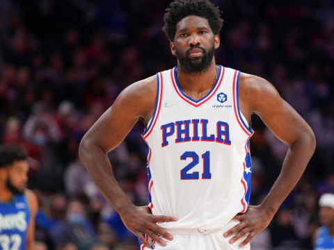 76ers ganan 123-120 a Bucks; Embid anota 42 unidades