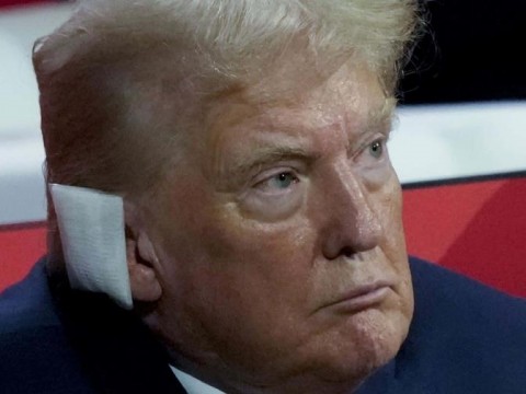 Empresa propiedad de Trump vende calzado con imagen de su cara ensangrentada tras tiroteo
