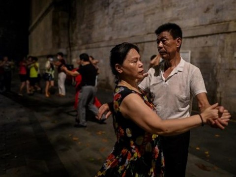 Ciudadanos de Wuham abandonan el uso de la mascarilla y vuelven a la normalidad 