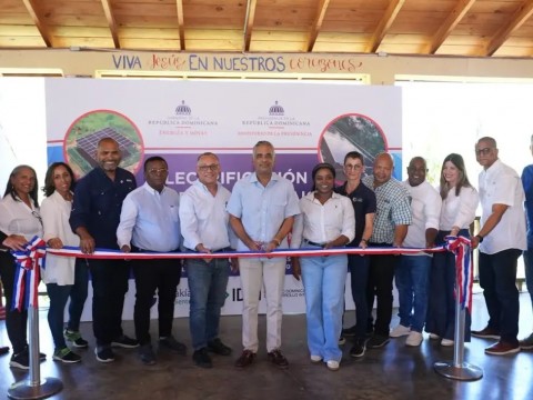 Gobierno lleva energ&iacute;a el&eacute;ctrica a ocho comunidades monta&ntilde;osas de Pedro Santana