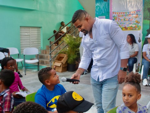  Yohel N&uacute;&ntilde;ez entrega kits de &uacute;tiles escolares a estudiantes en el colegio Mi Hogar Cristiano en La Romana