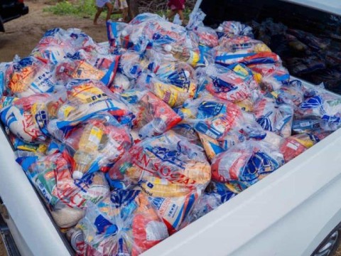 Gobierno entrega enseres y alimentos a familias afectadas por las lluvias en Montecristi