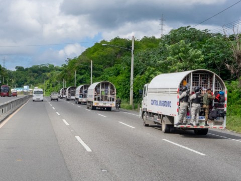 Env&iacute;an a prisi&oacute;n red daba documentos a haitianos