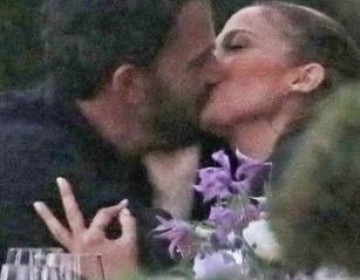 JLo y Ben Affleck son captados d&aacute;ndose un apasionado beso