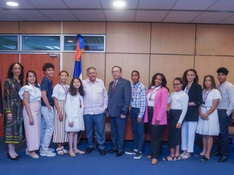 Gobernador del Banco Central recibe a embajador dominicano en Espa&ntilde;a y a estudiantes meritorios