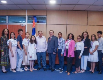 Gobernador del Banco Central recibe a embajador dominicano en Espa&ntilde;a y a estudiantes meritorios