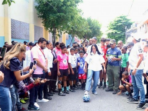 Ministra Faride Raful asume "F&uacute;tbol Callejero 3x3" impulsado por la Polic&iacute;a Nacional en Capotillo