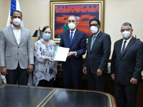  Embajada de Cuba y MESCYT abordan proyectos educativos bilaterales