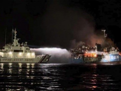 Al menos 12 muertos y 7 desaparecidos tras incendiarse un ferri en Filipinas