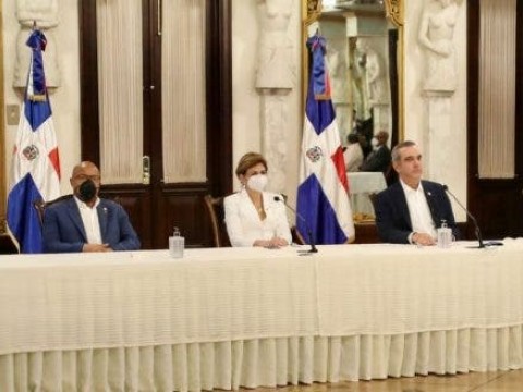 Presidente Abinader firma contrato de explotaci&oacute;n de Hidrocarburos en SPM 
