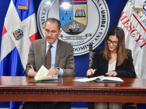 Unibe y el MESCyT firman acuerdo de colaboraci&oacute;n