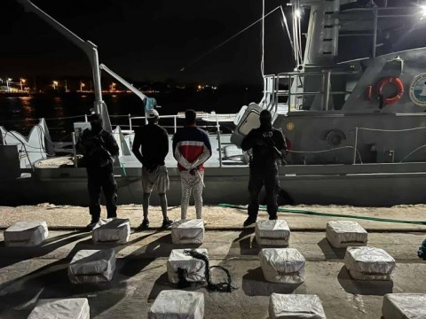 Autoridades decomisan 325 paquetes de droga y apresan a dos hombres en Barahona