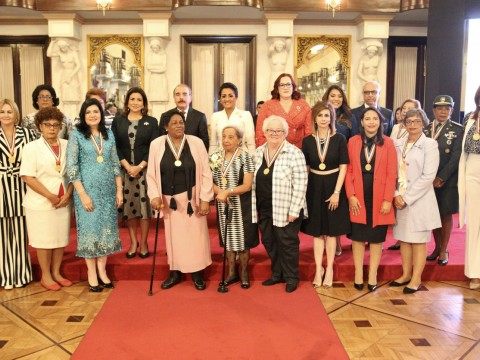 Presidente Danilo Medina otorga Medalla al M&eacute;rito a mujeres dominicanas, por sus aportes al pa&iacute;s