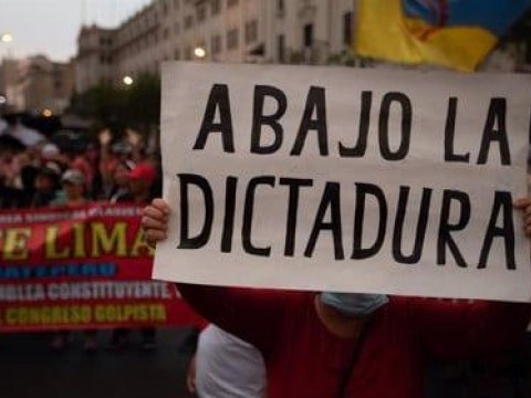 Miles de personas piden la renuncia de Dina Boluarte en una multitudinaria protesta en Lima, Per&uacute;