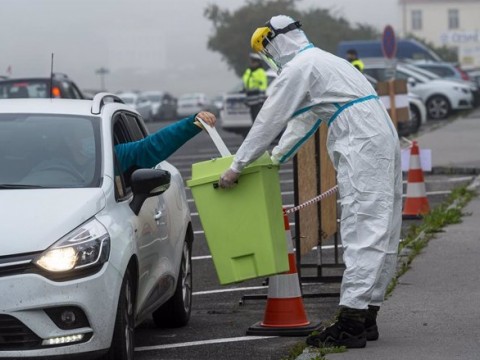 Checos votan por primera vez desde sus autos en medio de la pandemia del COVID-19