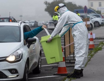 Checos votan por primera vez desde sus autos en medio de la pandemia del COVID-19