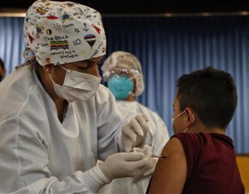 Dosis de vacuna anticovid en ni&ntilde;os ser&aacute; igual a la de adultos, aclara Salud P&uacute;blica 