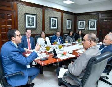 Sigmund Freund dice Gobierno eval&uacute;a aumento al salario m&iacute;nimo para el sector p&uacute;blico