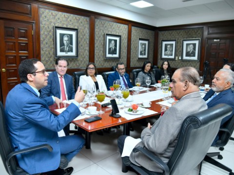 Sigmund Freund dice Gobierno eval&uacute;a aumento al salario m&iacute;nimo para el sector p&uacute;blico