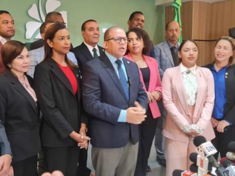 Diputados de la Fuerza del Pueblo piden que Abinader destituya equipo econ&oacute;mico por reforma fiscal