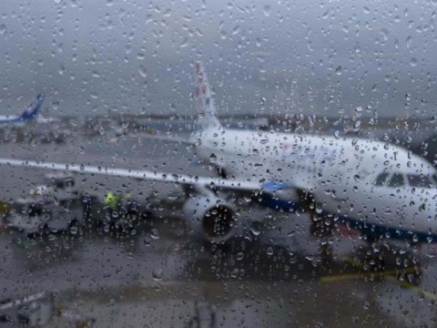 Tormentas paralizan operaciones en aeropuertos de Nueva York con cientos de vuelos cancelados