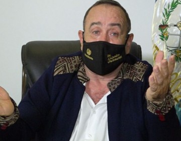 Presidente de Guatemala est&aacute; positivo al COVID-19 