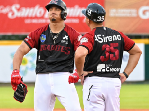 Gigantes blanquean a las &Aacute;guilas y siguen en la lucha por clasificar