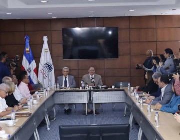 Gobierno defiende propuesta de aumento salarial de un 20 %